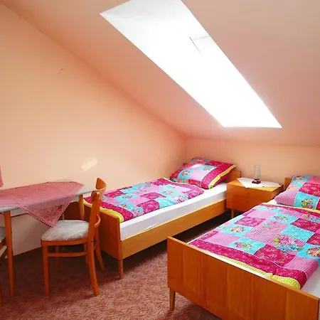 Familienfreundliches Nichtraucher-haus Mit Garten * Issigau